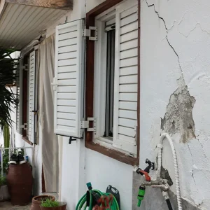 Βούτες: Εκκενώνονται τουλάχιστον τέσσερα σπίτια μετά τις ρηγματώσεις - Η περιοχή θα κηρυχθεί σε κατάσταση έκτακτης ανάγκης, λέει ο Λέκκας