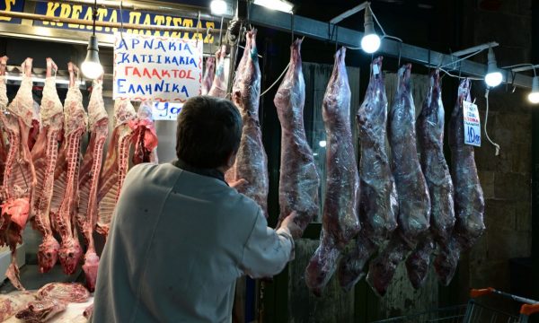 Ακρίβεια και έλλειψη απειλούν το πασχαλινό τραπέζι – Πήραν τον ανήφορο οι τιμές σε αρνί, κατσίκι και τσουρέκι