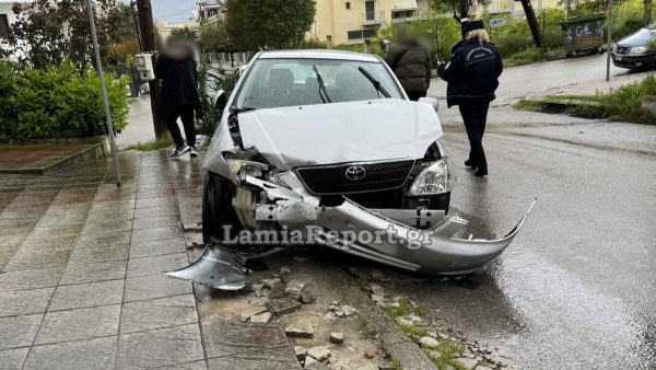 Νέο τροχαίο σε διασταύρωση της Λαμίας - Δύο άτομα στο νοσοκομείο (ΒΙΝΤΕΟ-ΦΩΤΟ)