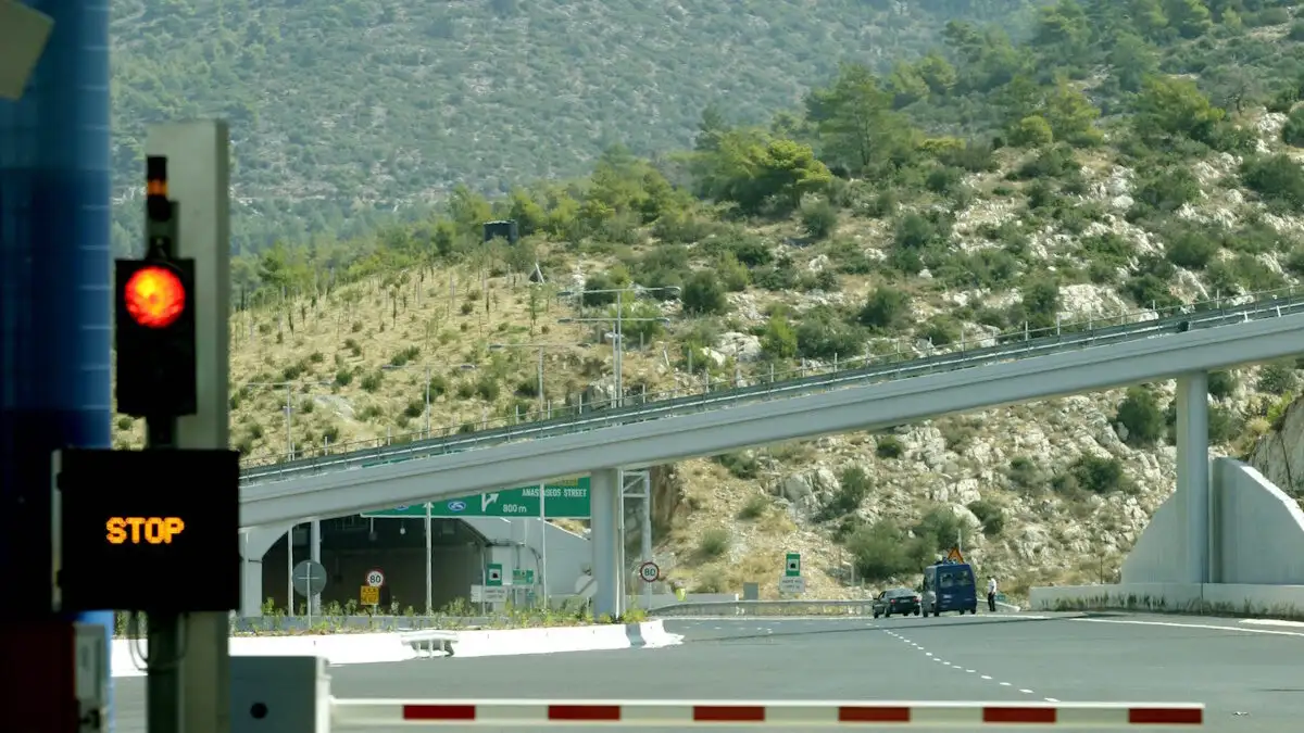 Συνελήφθη 20χρονος οδηγός: Έτρεχε με 200 χλμ/ώρα στην Περιφερειακή Υμηττού