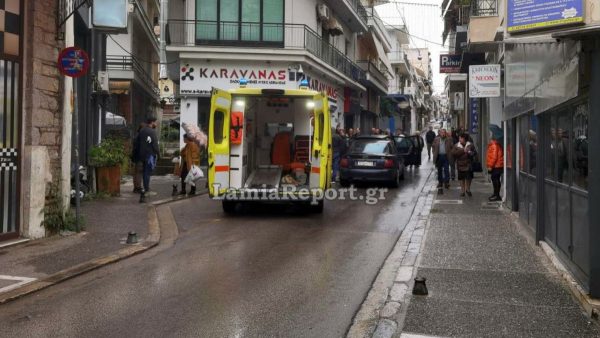 Λαμιώτης έπαθε ανακοπή στο τιμόνι στο κέντρο της πόλης - Το ασθενοφόρο κόλλησε στην κίνηση (ΒΙΝΤΕΟ)