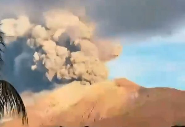 Φιλιππίνες: Εξερράγη το ηφαίστειο Κανλάον – Η τέφρα έφτασε σε ύψος περίπου 4.000 μέτρων