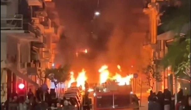 Πεδίο μάχης τη νύχτα τα Εξάρχεια - Κάηκαν αυτοκίνητα και κάδοι - Δεκάδες προσαγωγές από την ΕΛ.ΑΣ. (ΒΙΝΤΕΟ-ΦΩΤΟ)