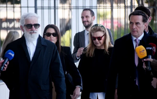 «Ξεκινήσαμε από το μηδέν και πάλι στο μηδέν είμαστε – Πάντα σεβόταν το όχι»: Η σύζυγος του Φιλιππίδη ξεσπά στο δικαστήριο