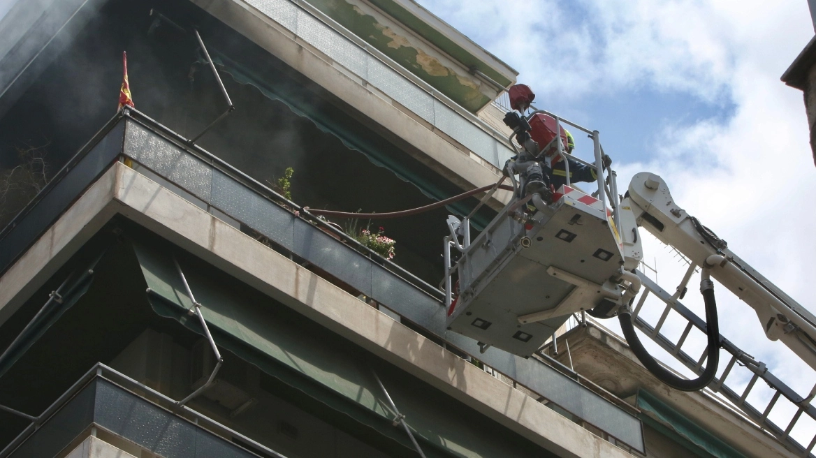 Αμπελόκηποι: Η στιγμή του απεγκλωβισμού της γυναίκας από το σπίτι που φλεγόταν στη Μεσογείων - Δείτε βίντεο