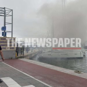 Σκάφος στο λιμάνι του Βόλου τυλίχτηκε στις φλόγες