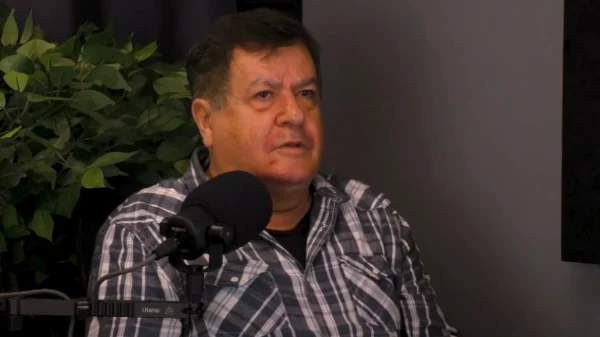 Γιάννης Καπετάνιος: Η πιο συγκινητική στιγμή στην καριέρα μου ήταν όταν έπαιξα στο θέατρο την ημέρα που πέθανε ο αδελφός μου