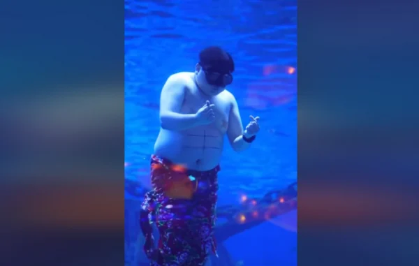 Αρσενική «γοργόνα» ενθουσιάζει τους επισκέπτες ενυδρείου – Ζητούν να μην αντικατασταθεί από γυναίκα