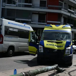 Τροχαίο στο Παγκράτι: Διασωληνωμένη η 78χρονη ασθενής του ασθενοφόρου, σε σοβαρή κατάσταση η 53χρονη πεζή