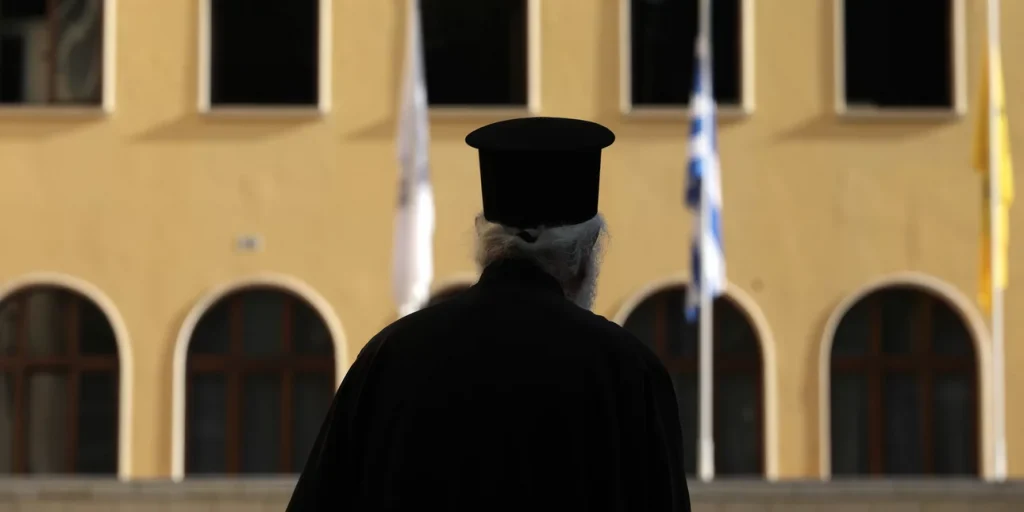 Ιερέας λιποθύμησε την ώρα της Θείας Κοινωνίας στο Ναύπλιο – Νοσηλεύεται στη ΜΕΘ