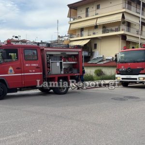 Συναγερμός για πυρκαγιά ανήμερα του Πάσχα στη Λαμία - Πρόλαβαν τα χειρότερα οι πυροσβέστες (ΒΙΝΤΕΟ)