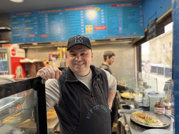 Λαμιώτης ετοιμάζει viral κρέπες στο Παρίσι και γίνεται χαμός! (ΒΙΝΤΕΟ)