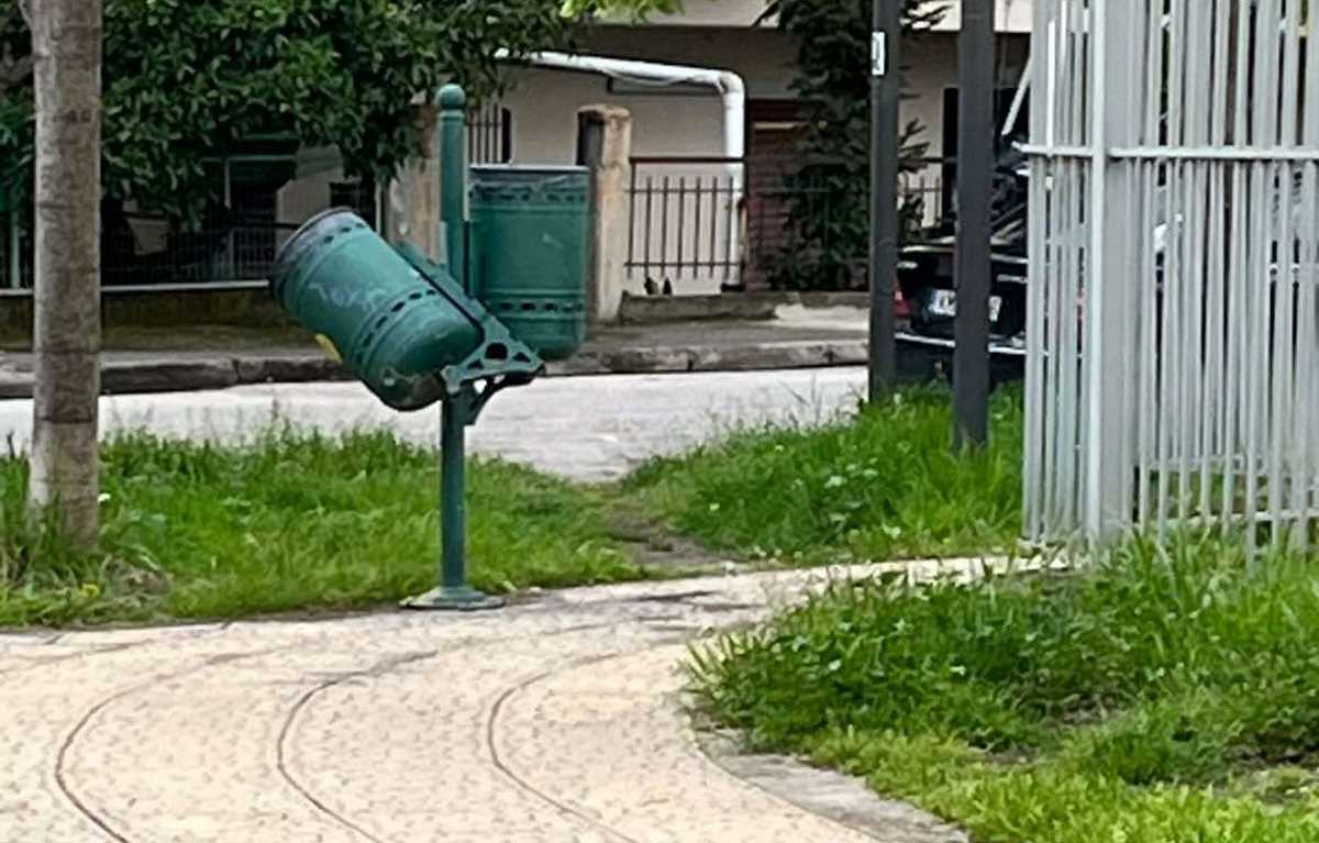 Λαμία: Κατέστρεψαν τη βάση από καλαθάκια σκουπιδιών