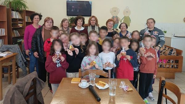 Οι μαθητές του 1ου Δημοτικού Σχολείου Καρπενησίου επισκέφθηκαν το ΚΑΠΗ