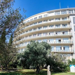 Στο ΚΑΤ ο 15χρονος από την Κάλυμνο που τραυματίστηκε με φωτοβολίδα