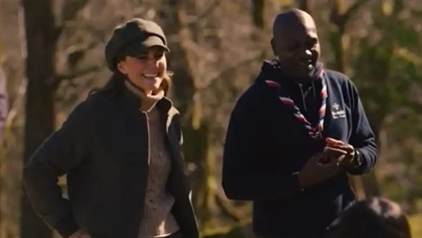 Κέιτ Μίντλετον: Χαμογελαστή και με σπορ εμφάνιση κάνει βόλτα στη φύση παρέα τους προσκόπους σε νέο βίντεο