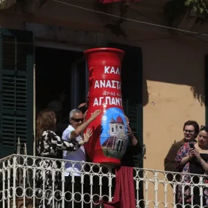 Πάσχα: Το σπάσιμο των μπότηδων από την Κέρκυρα