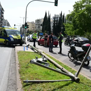 Παγκράτι: Ιδιωτικό ασθενοφόρο έπεσε σε κολώνα φωτισμού – Πέντε τραυματίες