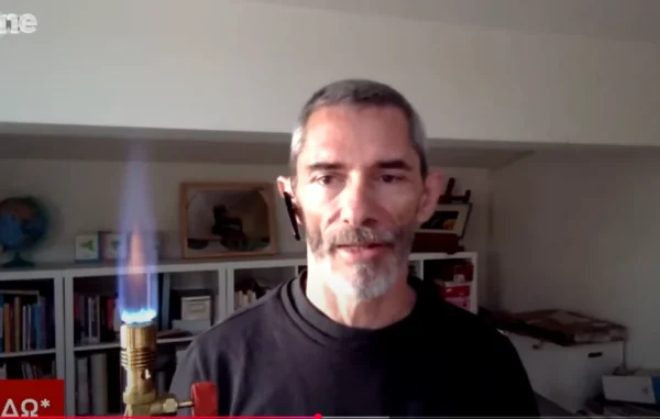 Ο Κώστας Λακαφώσης έκαψε on air έλαια σιλικόνης: «Γιατί δεν έπαθα εγκαύματα;»