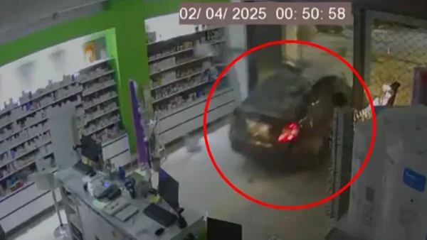 Κινηματογραφική διάρρηξη στη Μάνδρα – Έσπασαν τη τζαμαρία και «μπούκαραν» σε φαρμακείο