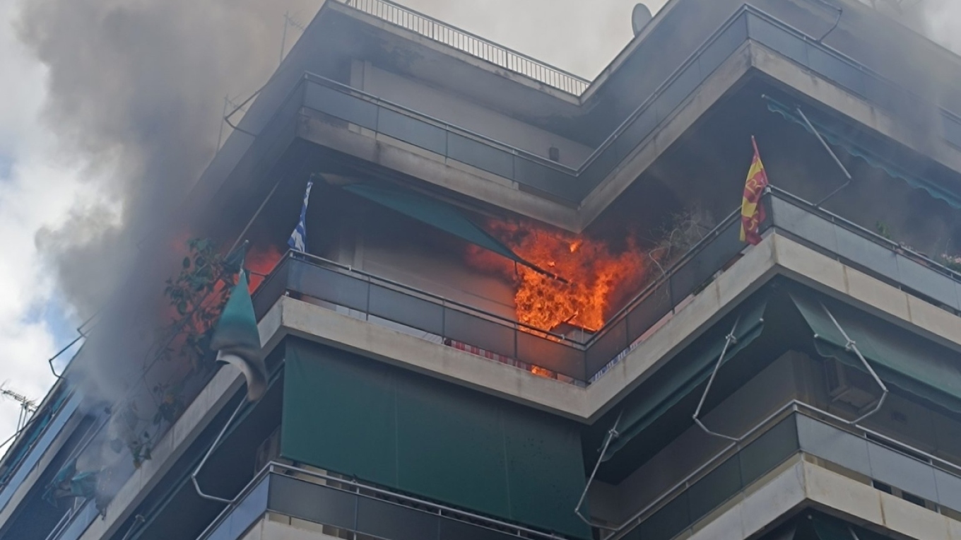 Αθήνα: Φωτιά σε διαμέρισμα στη Μεσογείων - Στο σημείο επιχειρούν 20 πυροσβέστες