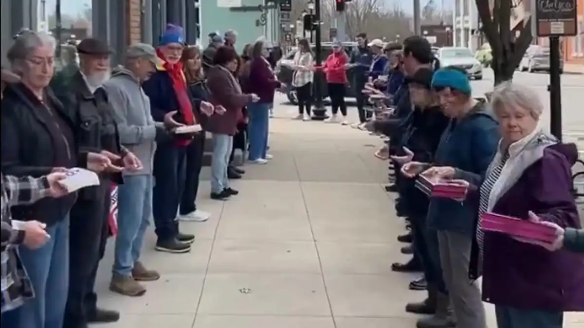 Μίσιγκαν: Δημιούργησαν ανθρώπινη αλυσίδα και μετέφεραν 9.100 βιβλία μέσα σε δύο ώρες