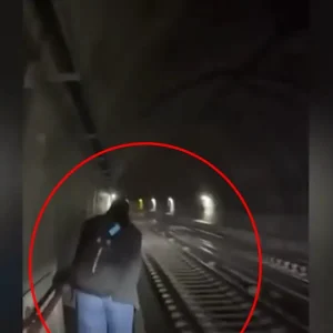 Δεκάδες εγκλωβίστηκαν σε σήραγγα μετά την απόπειρα αυτοκτονίας άντρα στο μετρό - «Περπατούσαν με βαλίτσες, καρότσια και παιδιά δίπλα στις ράγες»