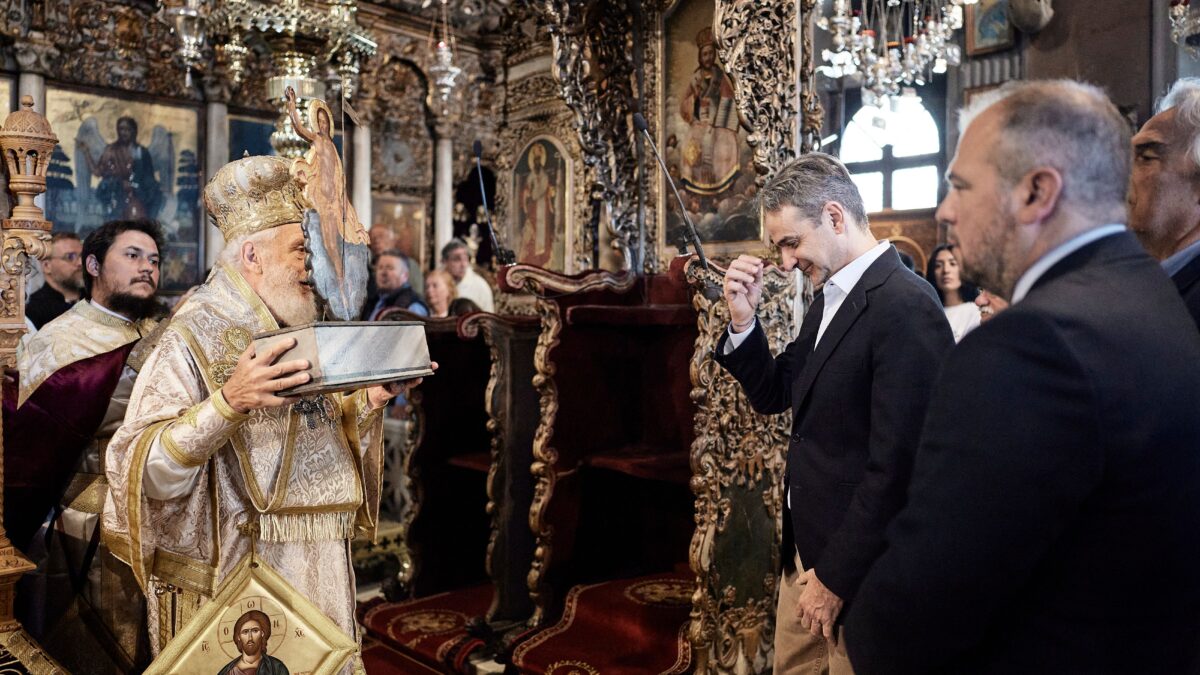 Ο Κυριάκος Μητσοτάκης στην πρώτη Ανάσταση στην Τήνο – Το μήνυμα του Μητροπολίτη Σύρου