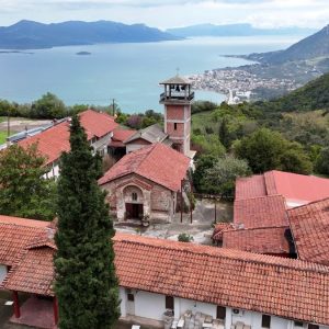 Οδοιπορικό στα Μοναστήρια της Ελλάδας: Στη Μονή Μεταμορφώσεως του Σωτήρος που στέκει αγέρωχη εδώ και χίλια χρόνια πάνω από τα Καμένα Βούρλα