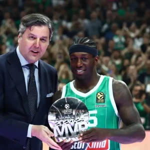 Ο Κέντρικ Ναν πήρε το βραβείο του MVP της Euroleague από τον Ντέγιαν Μποντιρόγκα