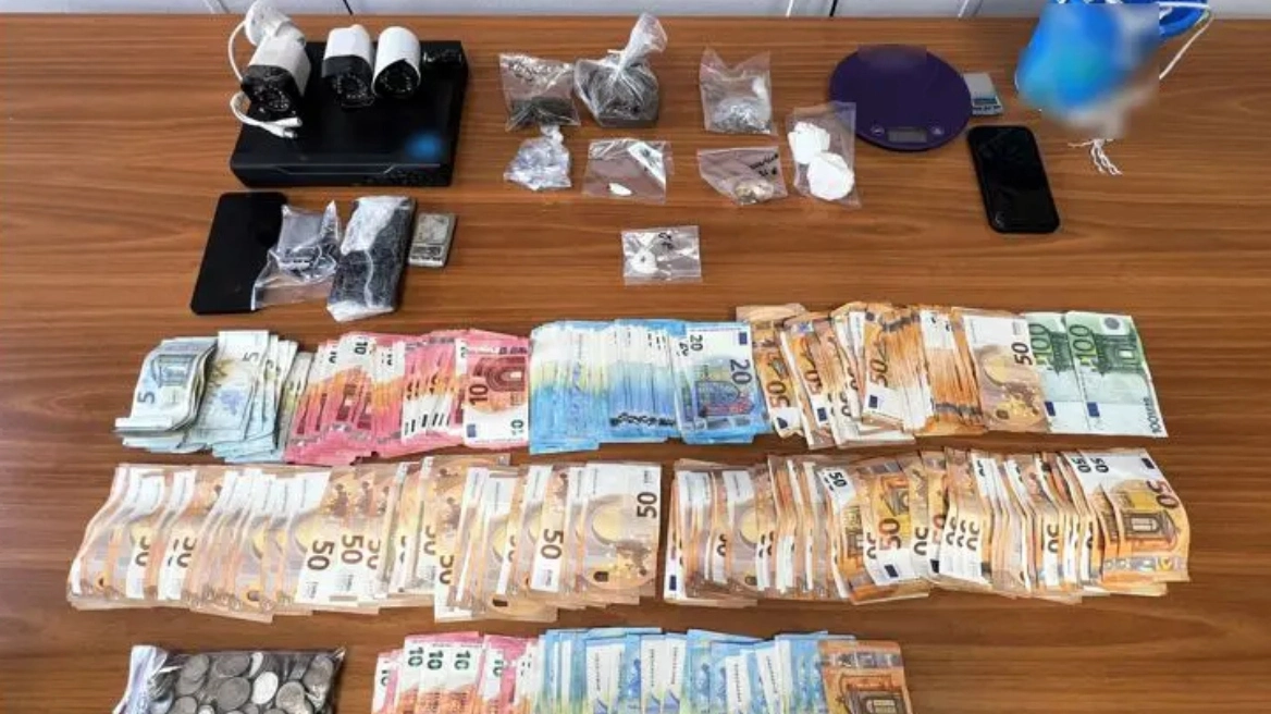 Μενίδι: Ναρκέμπορος δεχόταν πελάτες στη μεζονέτα του και τους κατέβαζε με κουβά «βραστή» κοκαΐνη - Πέντε συλλήψεις από την ΕΛΑΣ