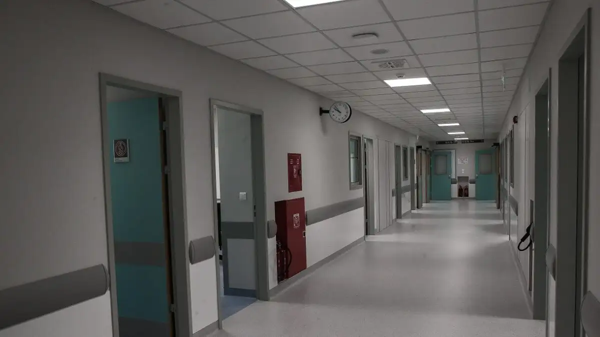 Πάτρα: «Τον σήκωσαν στον αέρα με το ζόρι και τον άφησαν να πέσει, δεν έκανε challenge» λέει ο πατέρας του 13χρονου που τραυματίστηκε