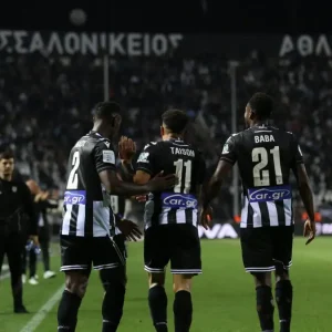 Super League: ΠΑΟΚ και Ολυμπιακός έβαλαν «φωτιά» στη βαθμολογία για τη δεύτερη θέση των πλέι οφ