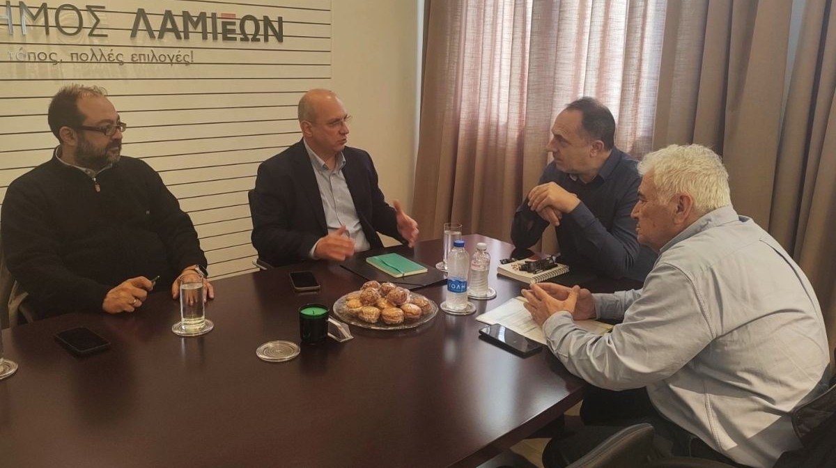 Συνάντηση Πανουργιά Παπαϊωάννου - Γιάννη Οικονόμου για τα σχολεία