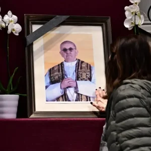 Πάπας Φραγκίσκος: Δεκάδες πιστοί στην καθολική εκκλησία του Αγίου Διονυσίου στην Αθήνα αποχαιρετούν τον Ποντίφικα