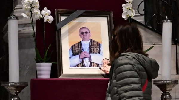 Πάπας Φραγκίσκος: Δεκάδες πιστοί στην καθολική εκκλησία του Αγίου Διονυσίου στην Αθήνα αποχαιρετούν τον Ποντίφικα