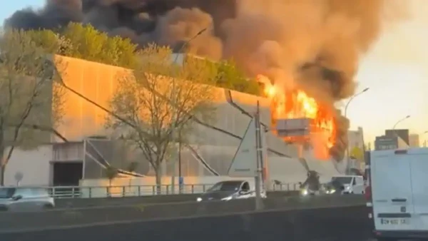 Μεγάλη φωτιά στο Παρίσι σε κέντρο διαλογής απορριμμάτων, καπνοί έχουν πνίξει τη περιοχή