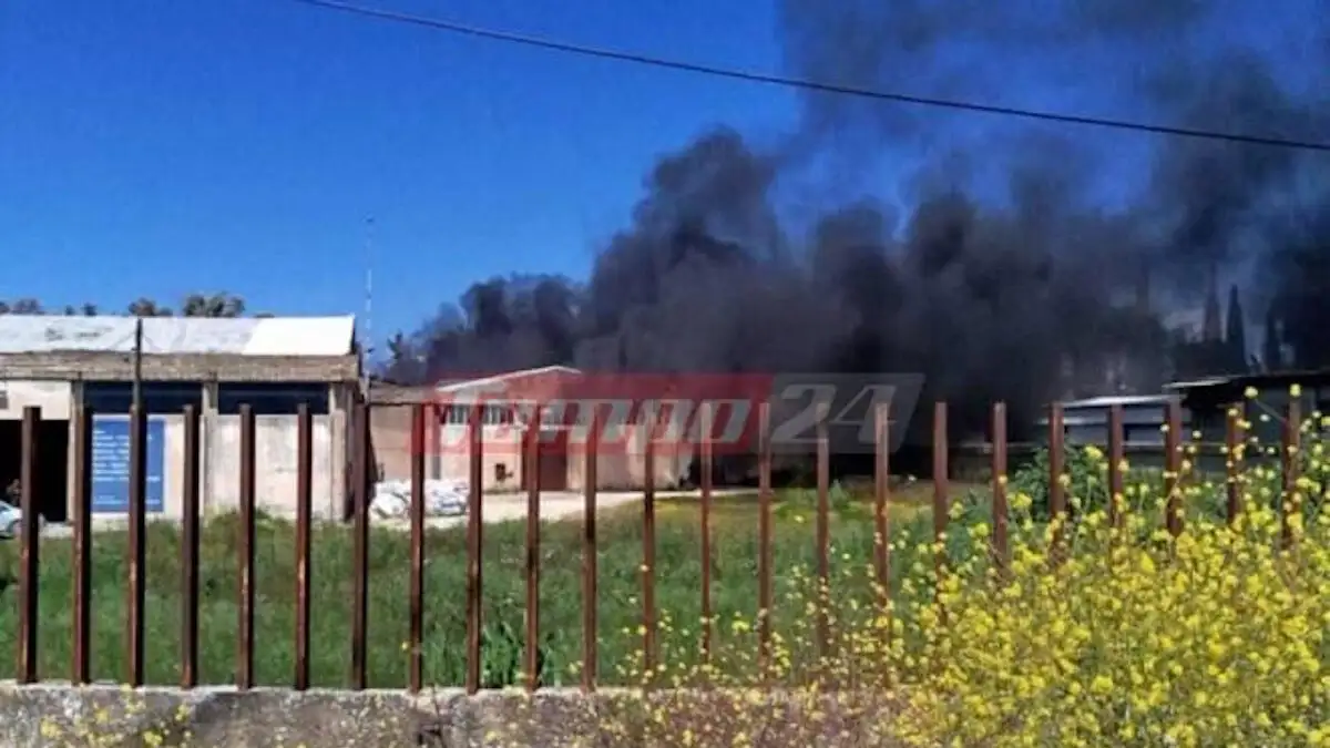 Αχαΐα: Φωτιά σε εργοστάσιο πλαστικών – Μήνυμα του 112 προς τους κατοίκους