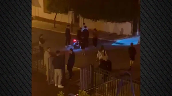 Αδιανόητο περιστατικό στον Πόρο: Παρέα νεαρών πετάει βαρελότα σε 85χρονη - «Δεν είναι η πρώτη φορά», καταγγέλλει ο γιος της