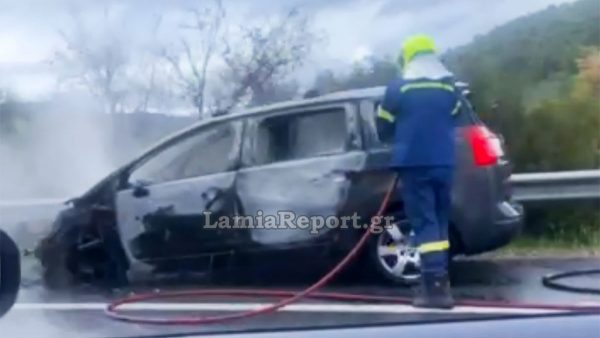Φθιώτιδα: Αυτοκίνητο που κινούνταν στην εθνική οδό τυλίχτηκε στις φλόγες (ΒΙΝΤΕΟ)