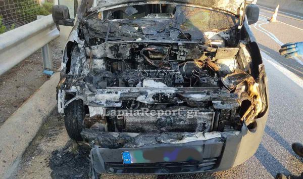 Φθιώτιδα: Βανάκι πήρε φωτιά εν κινήσει στην Αθηνών – Λαμίας (ΦΩΤΟ)