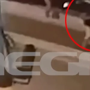 Η στιγμή που άνδρας παίρνει αγκαλιά την αιμόφυρτη 12χρονη στου Ρέντη για να τη μεταφέρει στο νοσοκομείο