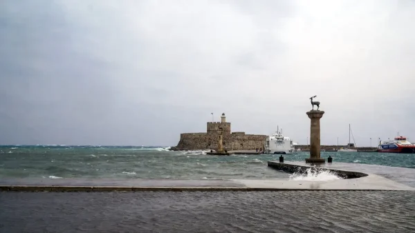 Ρόδος: Έξι άνδρες επιτέθηκαν σε δύο 25χρονους τουρίστες στο Φαληράκι – Τους λήστεψαν και τους ξυλοφόρτωσαν