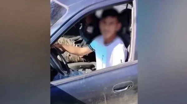 Ρομά μπήκαν σε αυλή να κλέψουν σίδερα και τους έπιασε η κάμερα - Ο διάλογος με τον ιδιοκτήτη