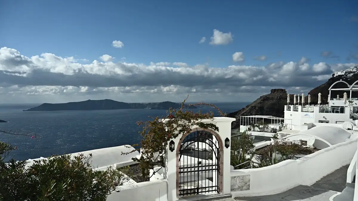 Τραγωδία στην Οία: 59χρονη εργαζόμενη σκοτώθηκε από πτώση αιωρούμενου κρεβατιού σε ξενοδοχείο