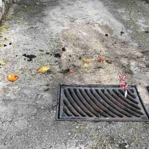 Καθάρισαν το φρεάτιο και άφησαν τα σκουπίδια