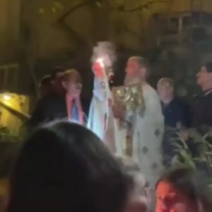 Viral Ανάσταση στην Κεφαλονιά: Η στιγμή που παπάς ανάβει με το Άγιο Φως δυναμιτάκι μετά το «Χριστός Ανέστη»