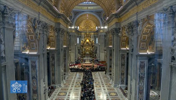 Χιλιάδες πιστοί περιμένουν στην ουρά για να δουν τη σορό του πάπα Φραγκίσκου στον Άγιο Πέτρο – Δείτε live από το Βατικανό