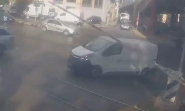 Προαστιακός: Βίντεο ντοκουμέντο δείχνει βιαστικό οδηγό να πέφτει πάνω στην κλειστή μπάρα διάβασης προκαλώντας βραχυκύκλωμα