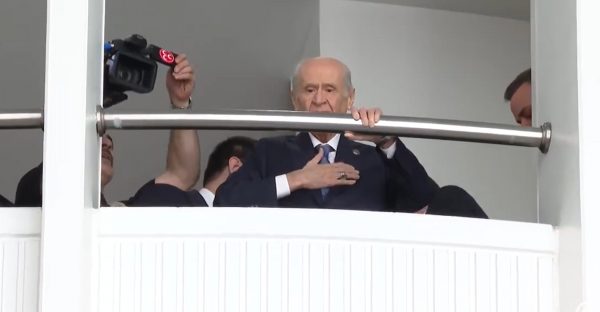 Ντεβλέτ Μπαχτσελί: Η πρώτη δημόσια εμφάνιση μετά από 2 μήνες λόγω του προβλήματος υγείας του